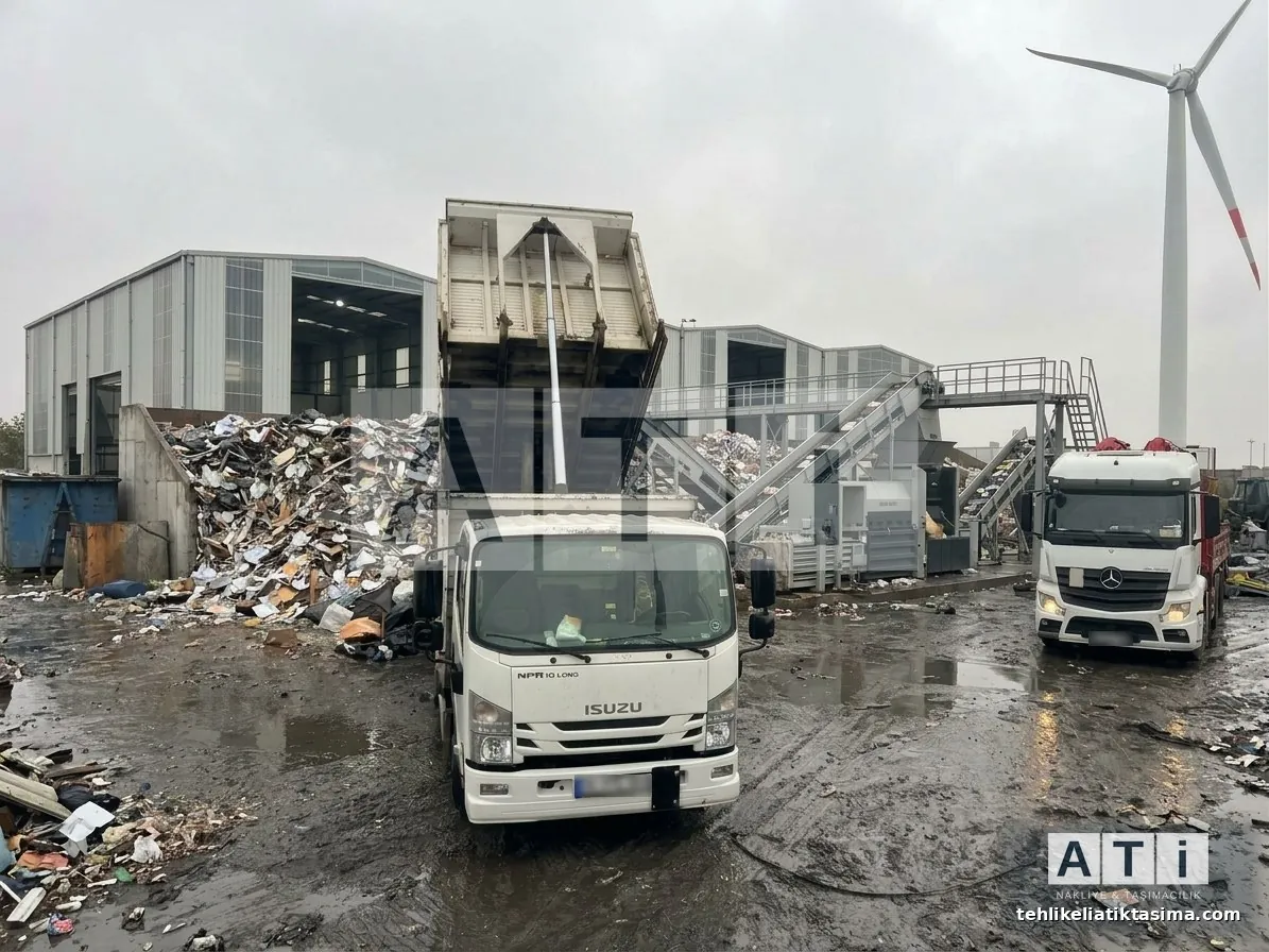 Ati Nakliye kamyonu geri kazanım tesisinde atık boşaltırken